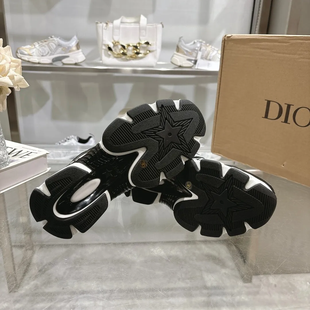 👟👟Ex-factory price 560👟👟 This Dior Chrono sneaker is a new product of the 2024 autumn ready-to-wear series, reinterpreting running shoes with Dior's high-end style. White mesh fabric is paired with nude and silver-toned laminated leather-effect panels, as well as CD logos on the sides, a star patch on the tongue and a Dior logo on the heel. Featuring tri-color laces, a lightweight sole and star embellishments for a casual look all year round. ✅Size: 35-40 ✅Packaging: With counter packaging and Dior outer box
